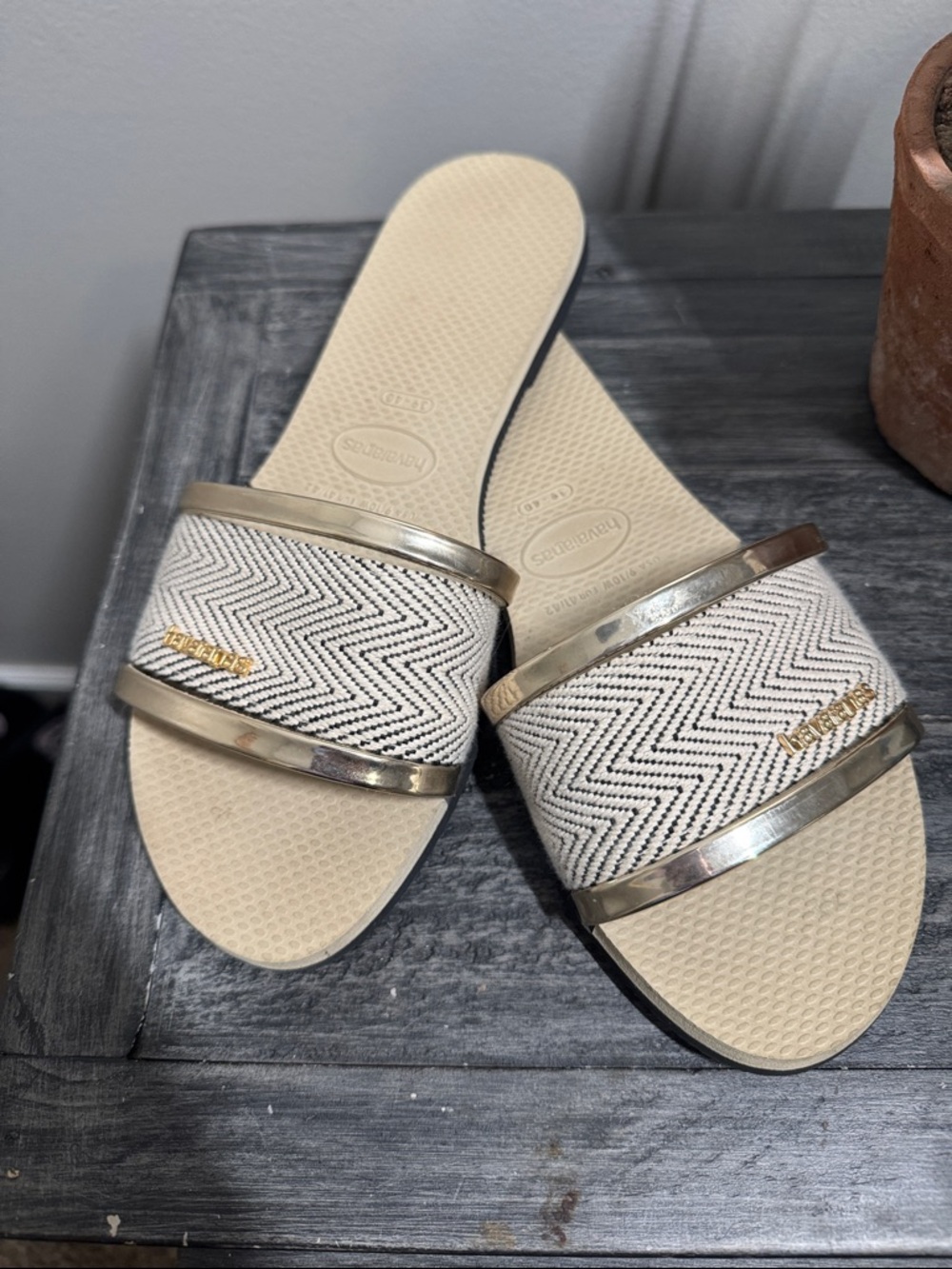 Havaianas Beige Chevron Slide Sandals with Metallic Trim